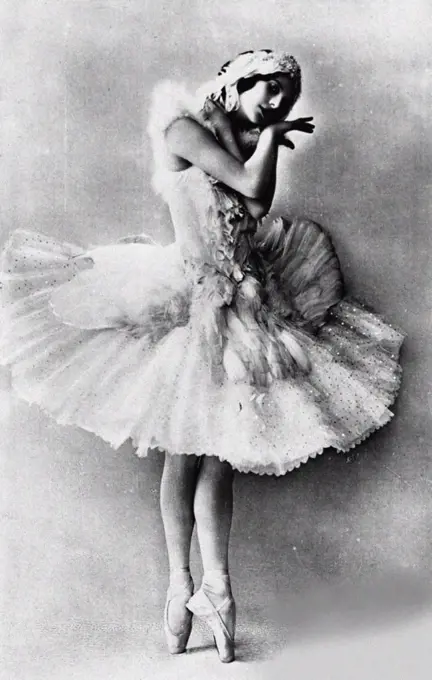 Anna Pavlova in the ballet The Dying Swan by Camille Saint-Saëns, Anonymous  