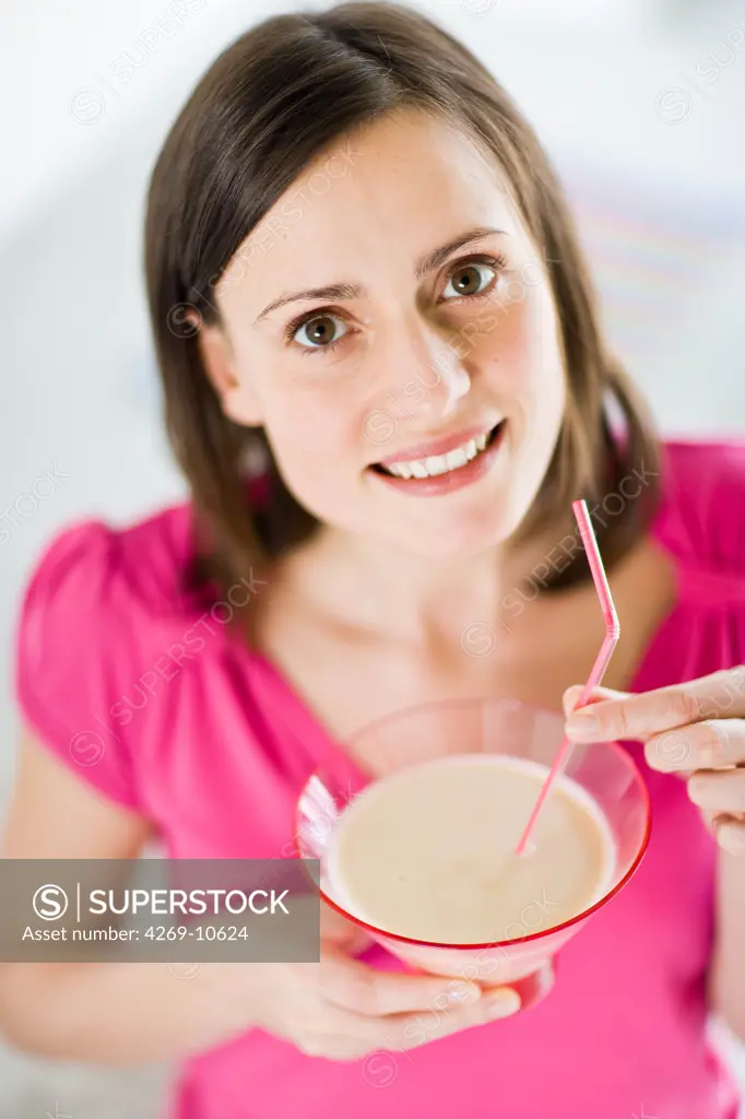 Woman taking low calorie and hyperproteinated meal substitute for slimming diet.