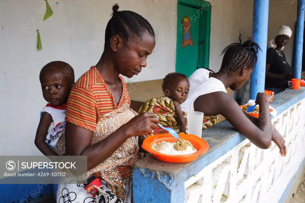 Meals distribution for the mothers in a Therapeutic Feeding Center in Monrovia, Liberia, implemented by Action contre la Faim (ACF), an international non-governmental organisation (Action against Hunger).