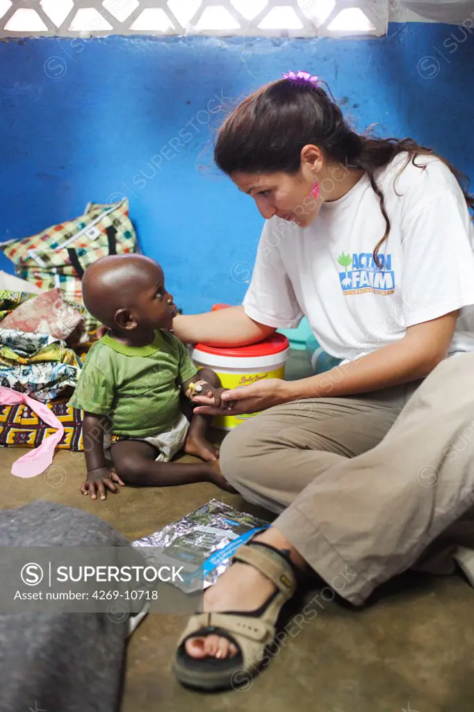 Nurse with a child suffering from malnutrition in a Therapeutic Feeding Center in Monrovia, Liberia, implemented by Action contre la Faim (ACF), an international non-governmental organisation (Action against Hunger).