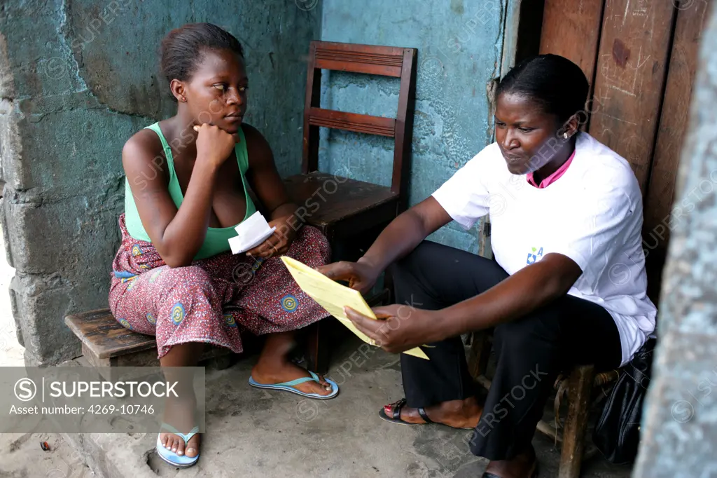 A social worker visits a young pregnant woman. Program for prevention of malnutrition implemented by Action Contre la Faim (ACF), an international non-governmental organisation (Action against Hunger), and aimed at mothers and futur mothers of Westpoint shantytown, Monrovia, Liberia.