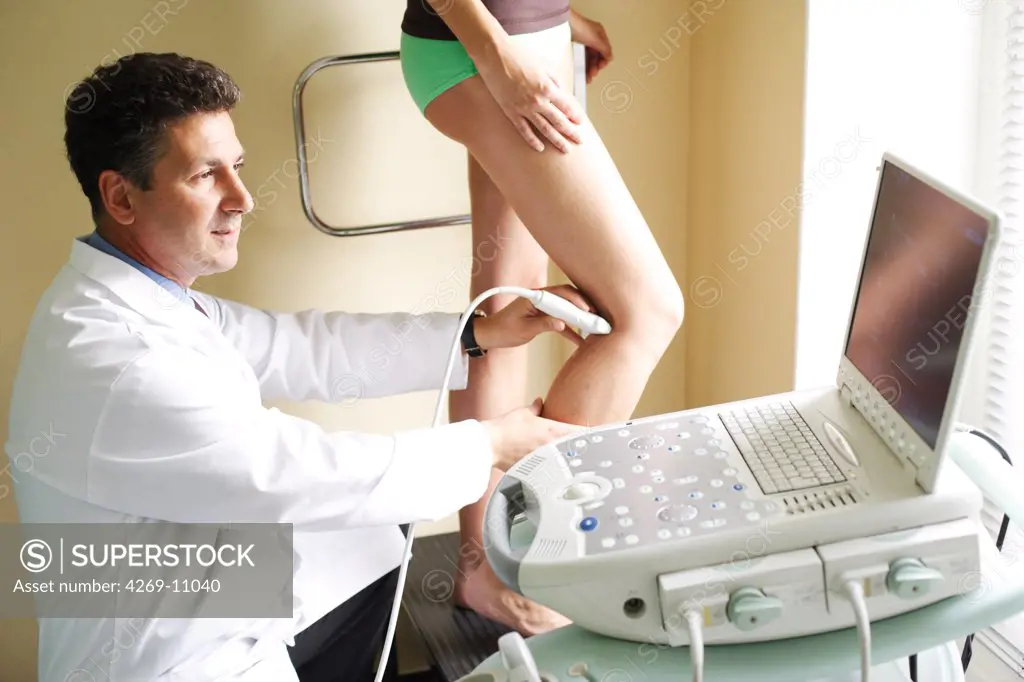 Patient undergoing a Doppler ultrasound (angiodynography) scan of the legs to study blood flow and explore potential deep vein thrombosis.