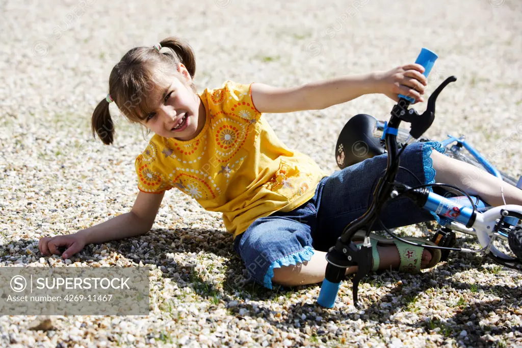 7 years old girl falling off bike.