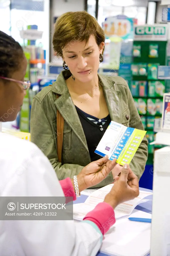 Pharmacist explains a young woman the use of medicine helping nicotine withdrawal. Champix (varenicline) prevents withdrawal symptoms by blocking receptors for nicotine in the brain.