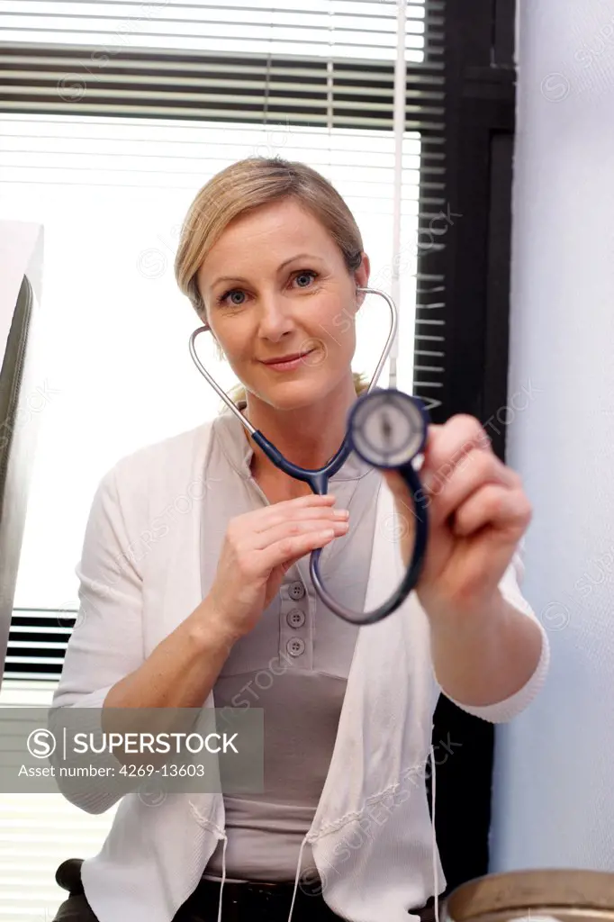 Portrait of a general practitioner with a stéthoscope.