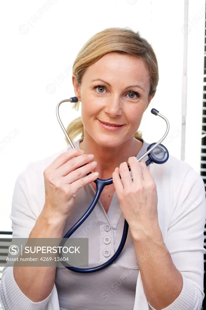 Portrait of a general practitioner with a stéthoscope.