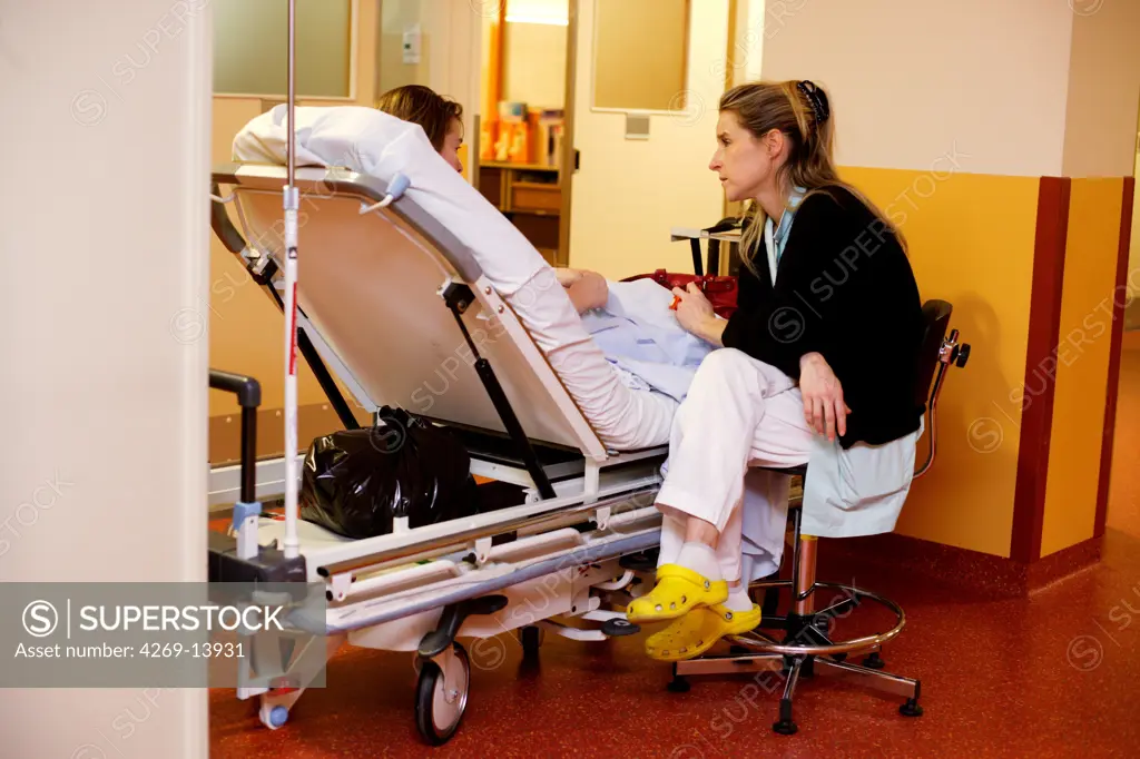 Psychiatric nurse talking with a patient. Emergency department, Limoges hospital, France.