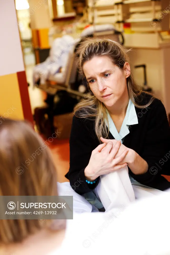 Psychiatric nurse talking with a patient. Emergency department, Limoges hospital, France.