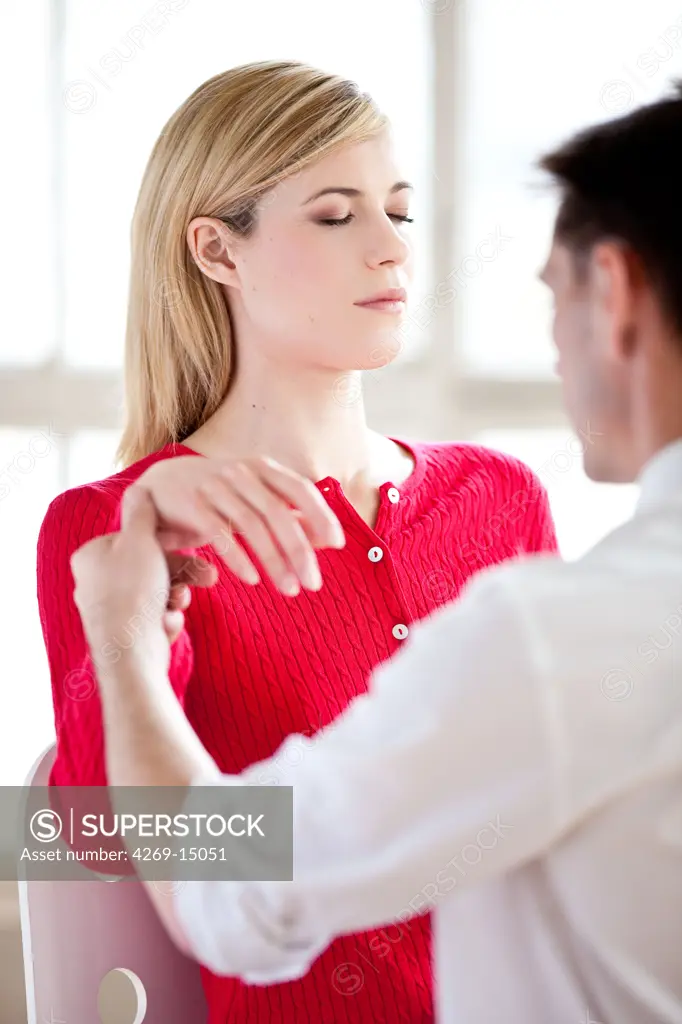 Woman undergoing ericksonian hypnosis. The hand in catalepsy indicates the stage of hypnotic transe.