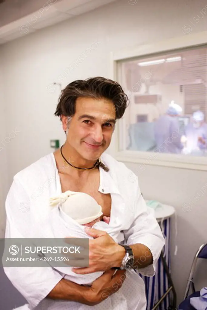 Father carrying his newborn baby using the Kangaroo care methode (skin-to skin). Obstetrics and gynaecology department, Saintonges hospital, Saintes, France.