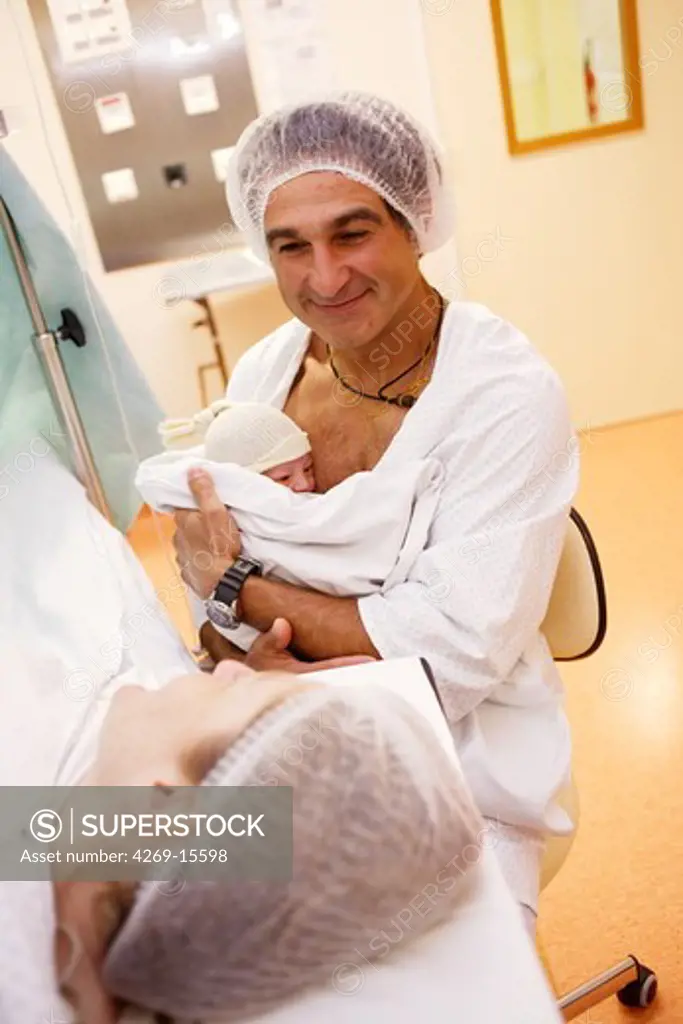 Father carrying his newborn baby using the Kangaroo care methode (skin-to skin). Obstetrics and gynaecology department, Saintonges hospital, Saintes, France.