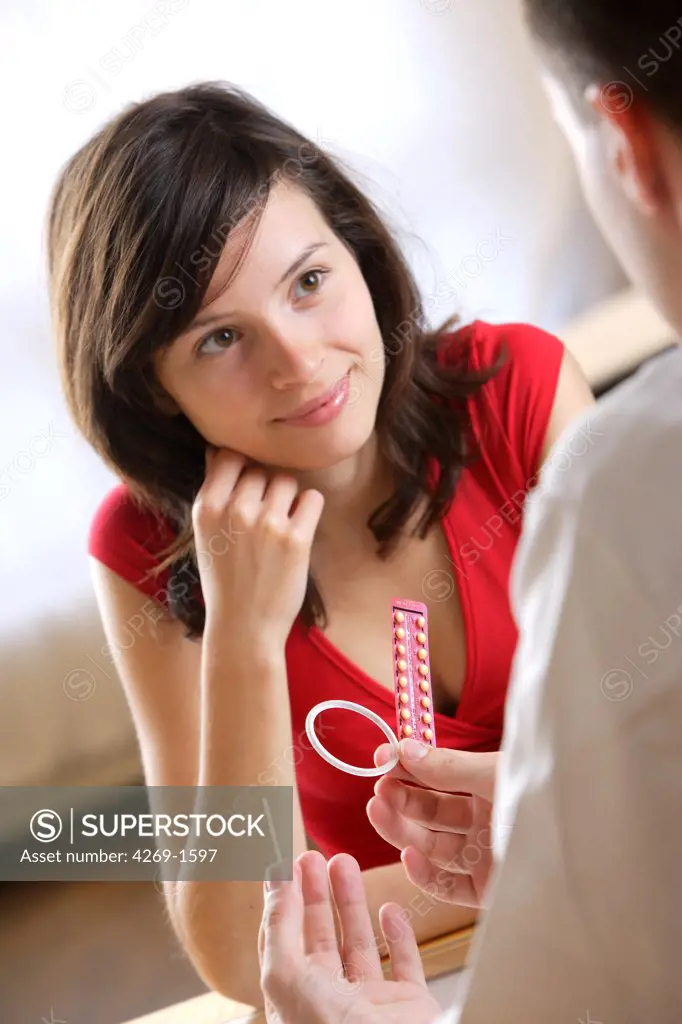 A doctor explaines a patient the differents contraceptive methods. Here, the contraceptive implant, the vaginal ring and the contraceptive pills.