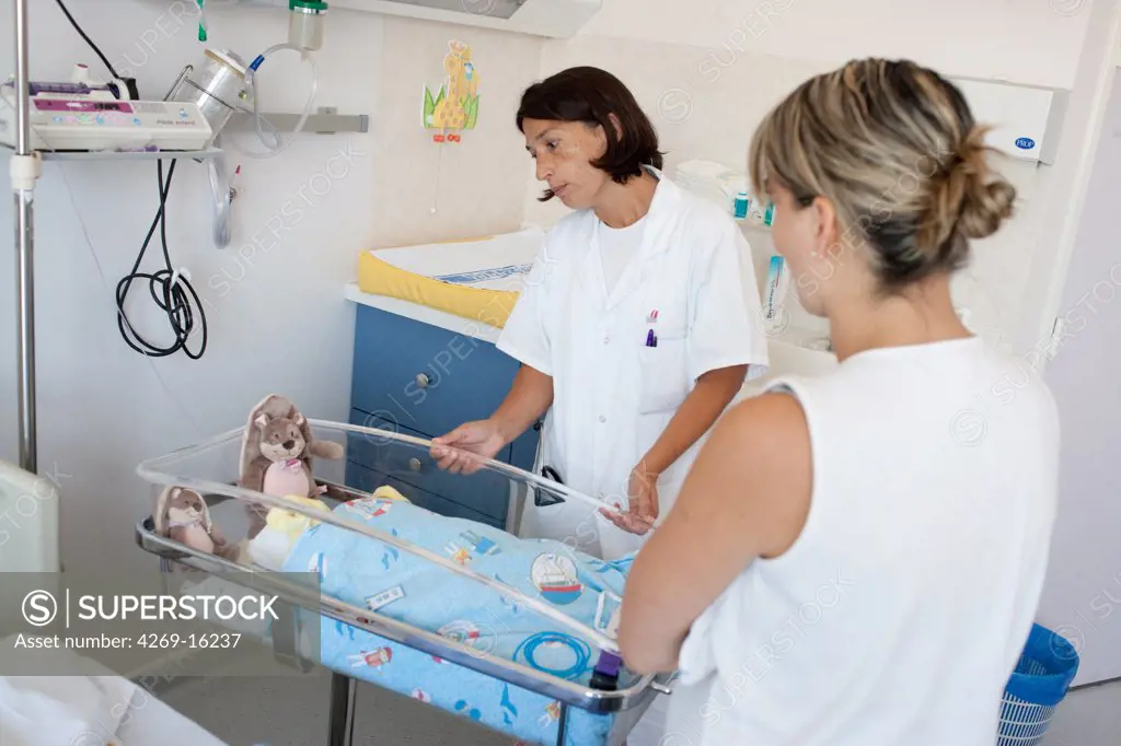 Pediatrician talking to the mother of a premature newborn baby. Obstetrics and gynaecology department, Saintonges hospital, Saintes, France.