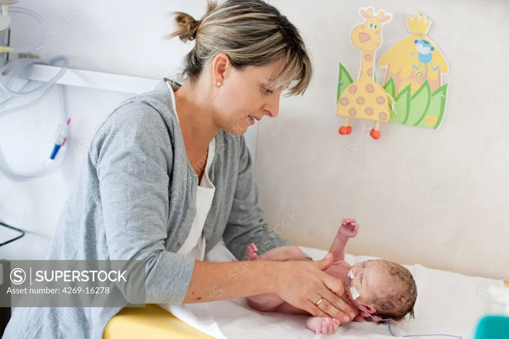 Mother with her premature newborn baby. Obstetrics and gynaecology department, Saintonges hospital, Saintes, France.
