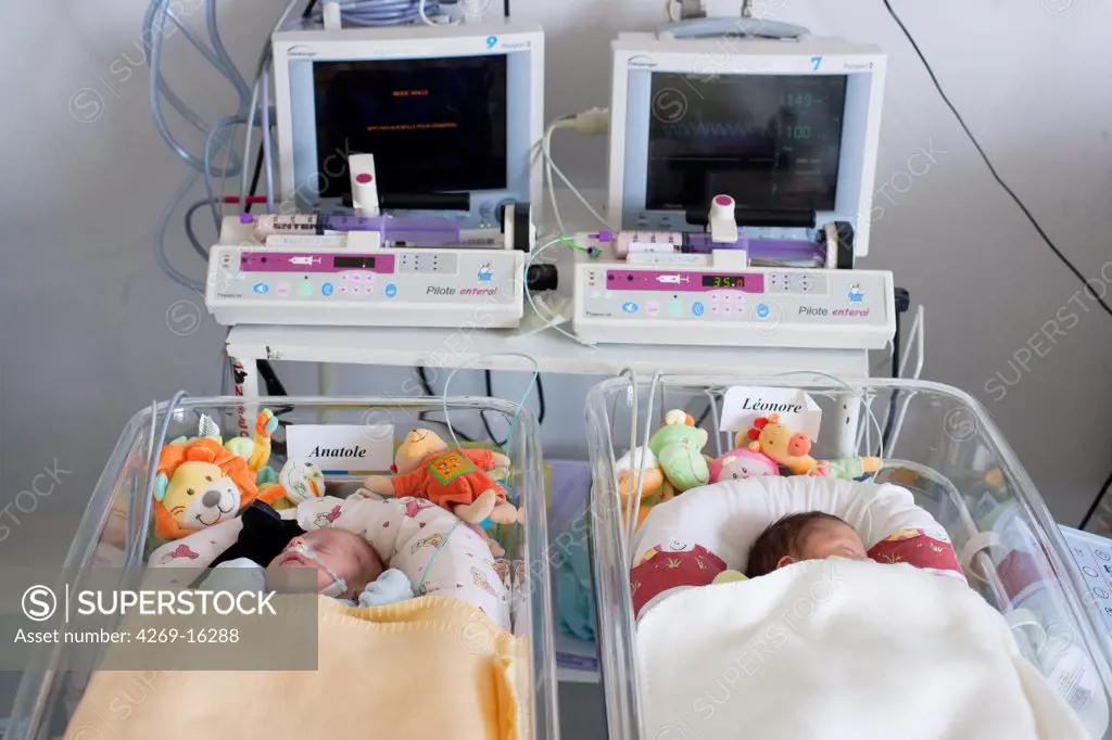 Premature twins newborn babies. Obstetrics and gynaecology department, Saintonges hospital, Saintes, France.