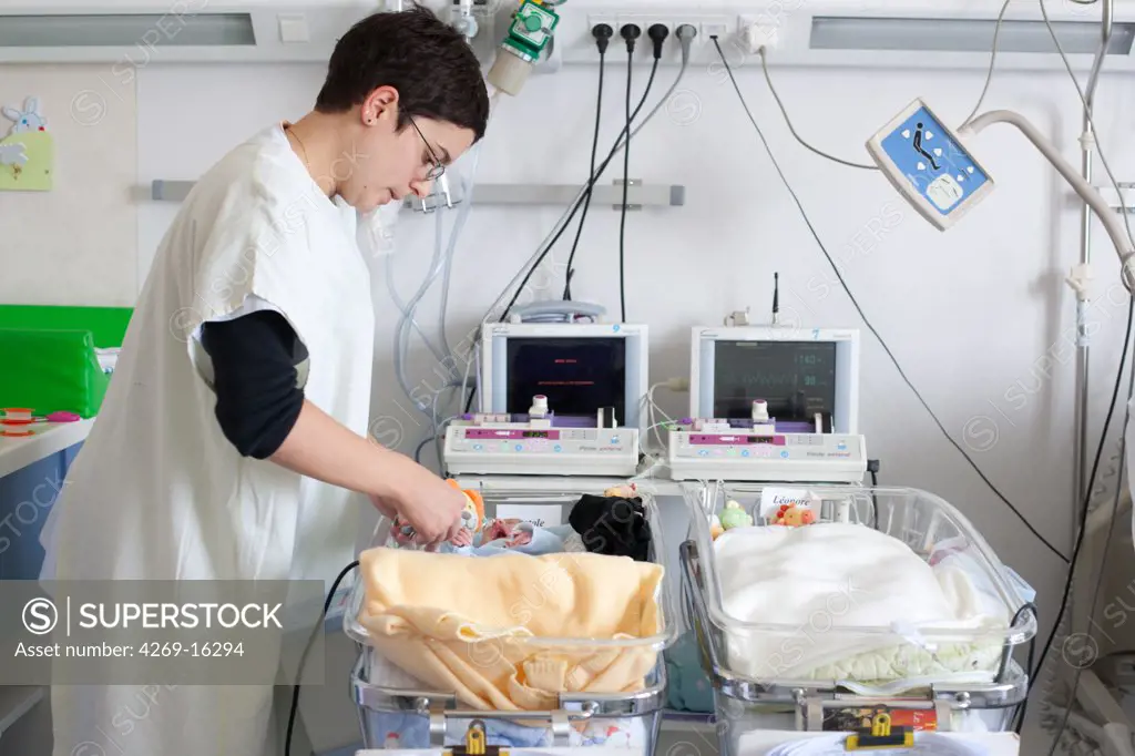 Paediatric nurse and premature twins newborn babies. Obstetrics and gynaecology department, Saintonges hospital, Saintes, France.