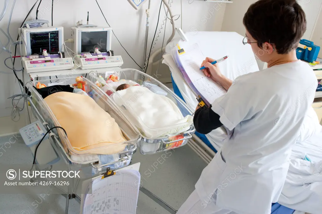 Paediatric nurse and premature twins newborn babies. Obstetrics and gynaecology department, Saintonges hospital, Saintes, France.