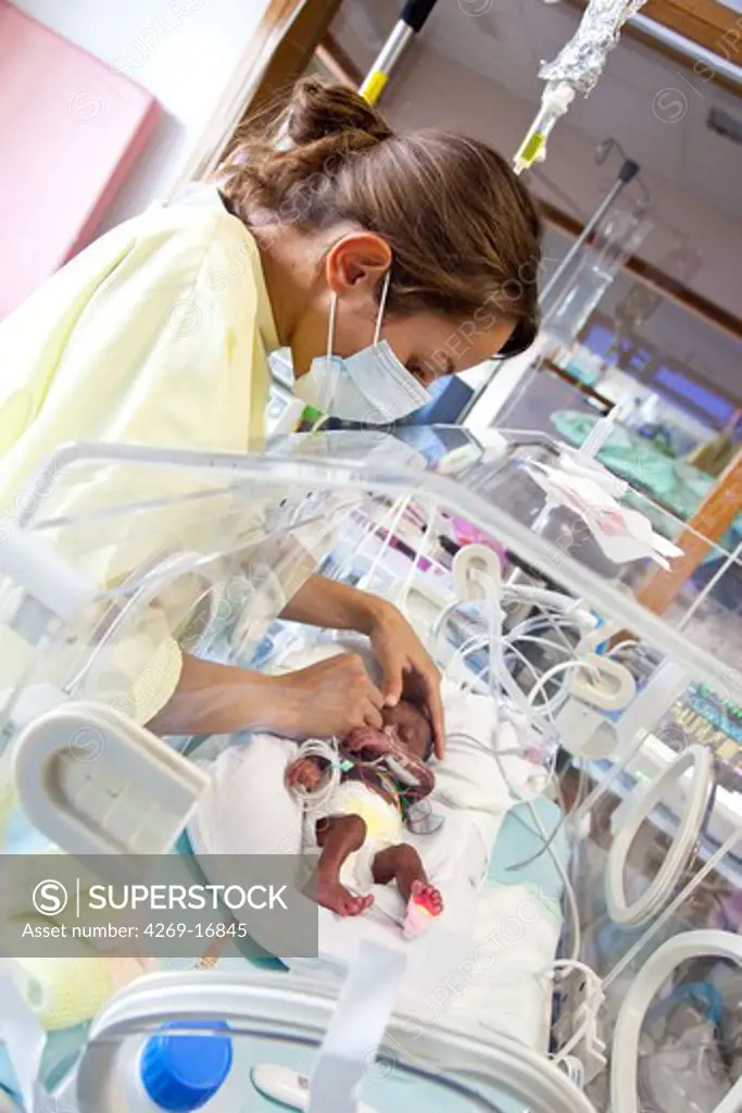 Premature newborn baby placed under respiratory assistance. Neonatalogy department, Robert Debré hospital, Paris, France.