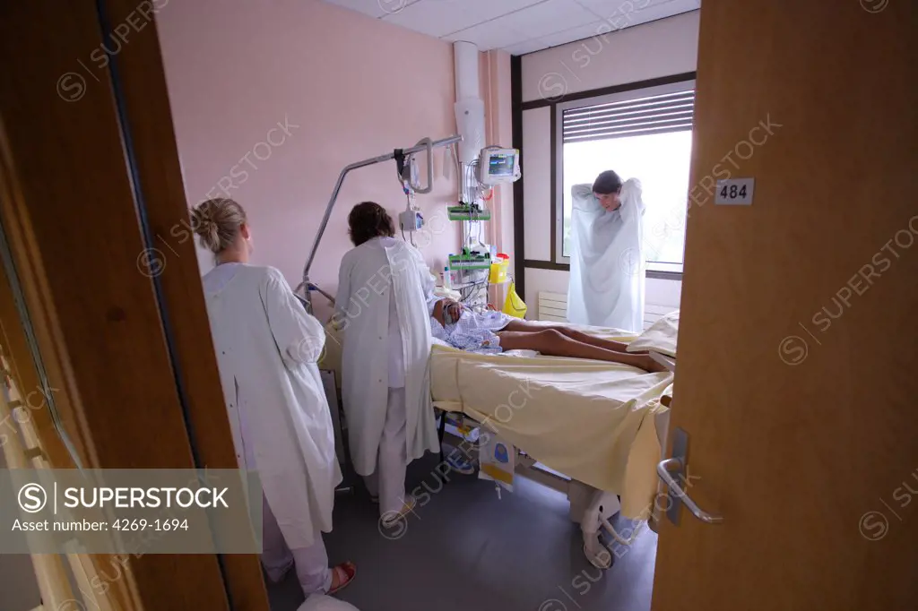 Unit of Laënnec Hospital of Nantes, France, specialized in Cerebrovascular Accidents (CVA). Nurses on duty visiting a patient. Use restriction : photo to be used in relation to neurovascular unit activities only.