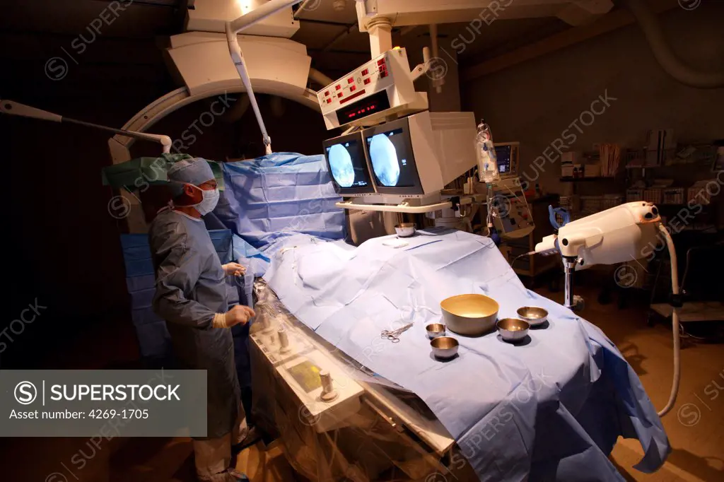 Unit of Laënnec Hospital of Nantes, France, specialized in Cerebrovascular Accidents (CVA). Doctor performing an interventional cerebral angiography (arteriography) for diagnostic purposes. Use restriction : photo to be used in relation to neurovascular unit activities only.