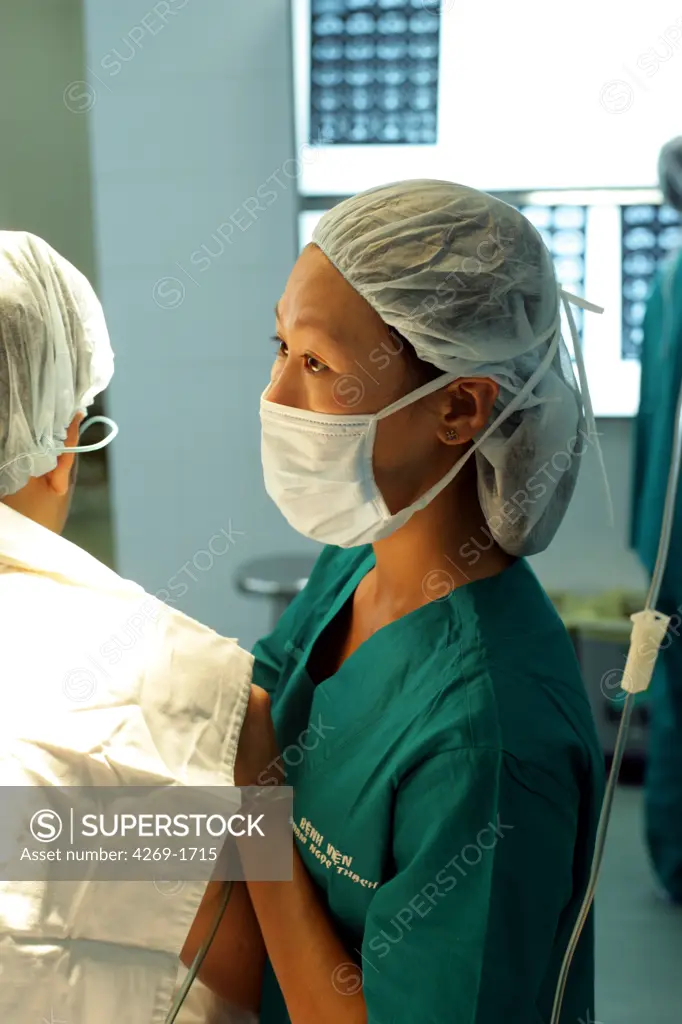 The French Vietnamese Association of Pneumology aims to develop exchanges between the French and Vietnamese medical structures, here at the Pham Ngoc Thach Hospital in Ho Chi Minh Ville, Vietnam. French surgeons and anesthetists share experience and knowledge with their Vietnamese colleagues. Here, a vietnamese anesthetist during thoracic surgery.