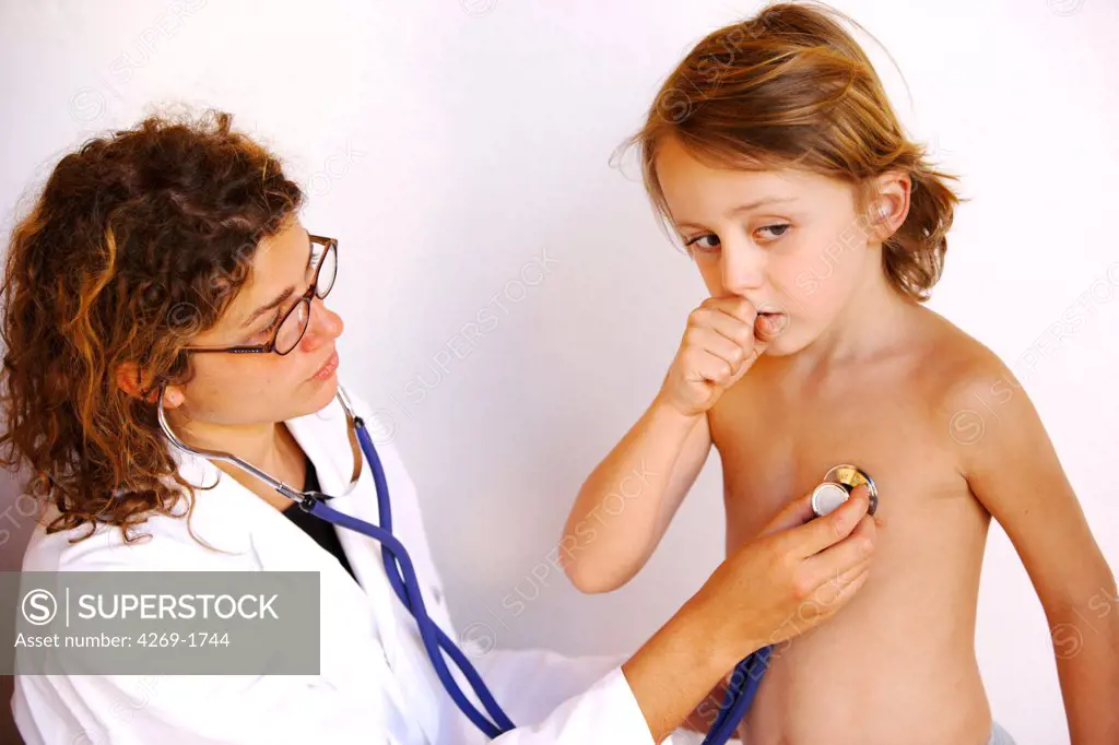 Doctor examinating a 5 years old boy with a stethoscope.
