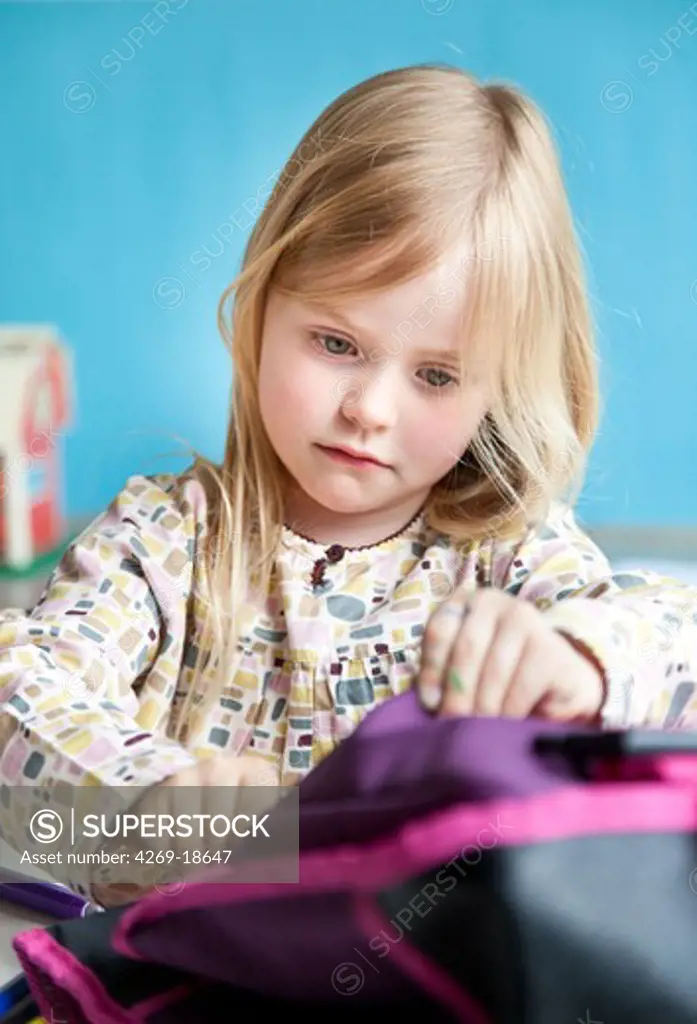 5 years old girl with her schoolbag.