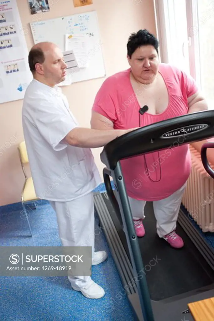 Female patient following an exercise program with a physiotherapist. Limoges hospital offers its obese patients requiring hospitalization for five days for a multidisciplinary management of obesity. Department of Internal Medicine, Endocrinology, Diabetes and Metabolic Diseases. Limoges, France.