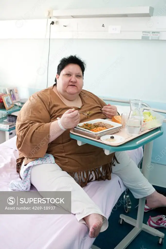 Female inpatient eating a diet meal. Limoges hospital offers its obese patients requiring hospitalization for five days for a multidisciplinary management of obesity. Department of Internal Medicine, Endocrinology, Diabetes and Metabolic Diseases. Limoges, France.