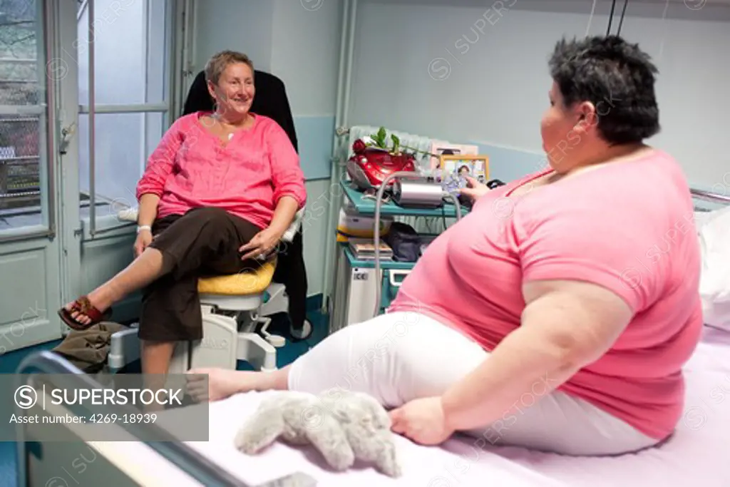 Female inpatients talking. Limoges hospital offers its obese patients requiring hospitalization for five days for a multidisciplinary management of obesity. Department of Internal Medicine, Endocrinology, Diabetes and Metabolic Diseases. Limoges, France.