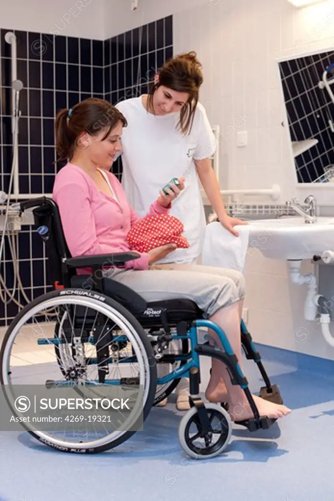 Disabled person in a Habitat Laboratory Handicap (L2H), life experimental set up in the service of Physical Medicine and Rehabilitation, Limoges hospital, France. This service is intended to improve the life quality of people in loss of autonomy. Here, ergonomic bathroom.