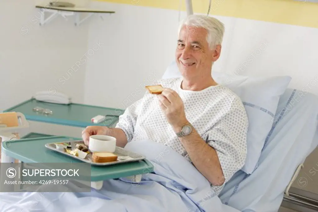 Man hospitalized taking his breakfast.