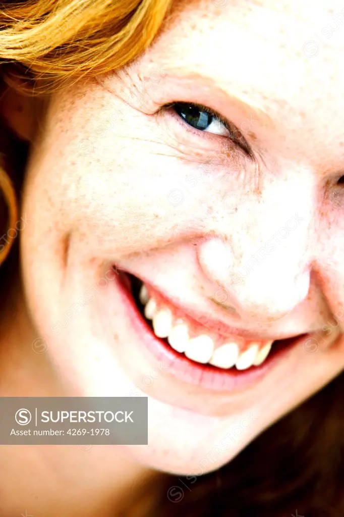 Portrait of a 30 years old woman smiling.