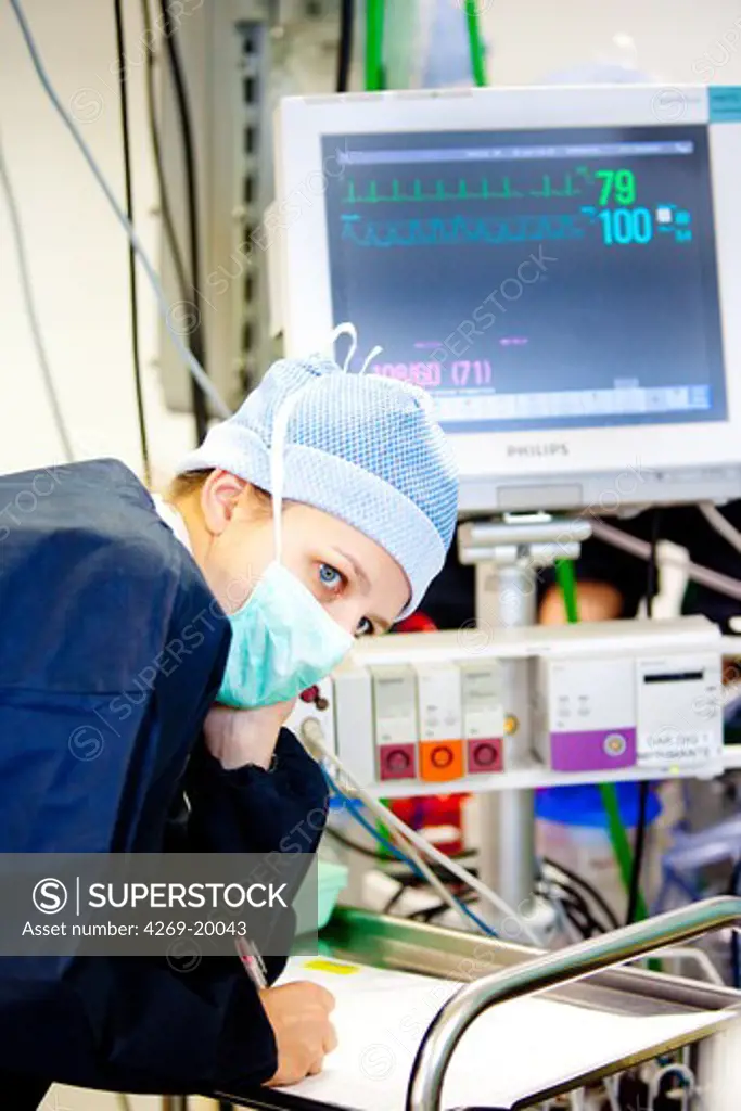 Partial removal of a liver from a living donor by laparoscopy for a transplantation. Here, anaesthetist nurse. Department of Surgery of Pr Olivier Soubrane. St Antoine hospital, Paris.