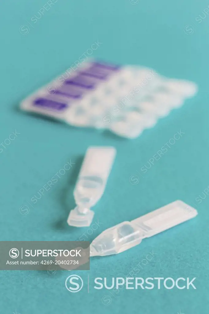 Sterile disposable unit of ophthalmic solution or physiological saline solution.