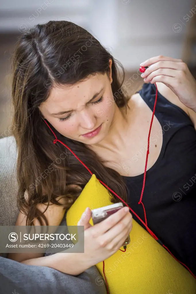 Adolescente listening to music.