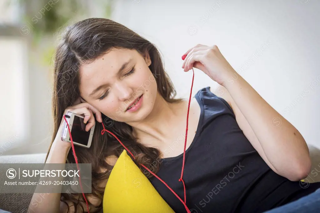 Adolescente listening to music.