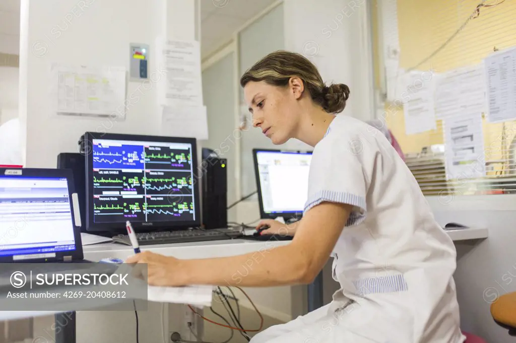 Cardiac monitoring of a patient. Intensive Care Unit Neuro-Vascular (UNV) CHU Bordeaux.
