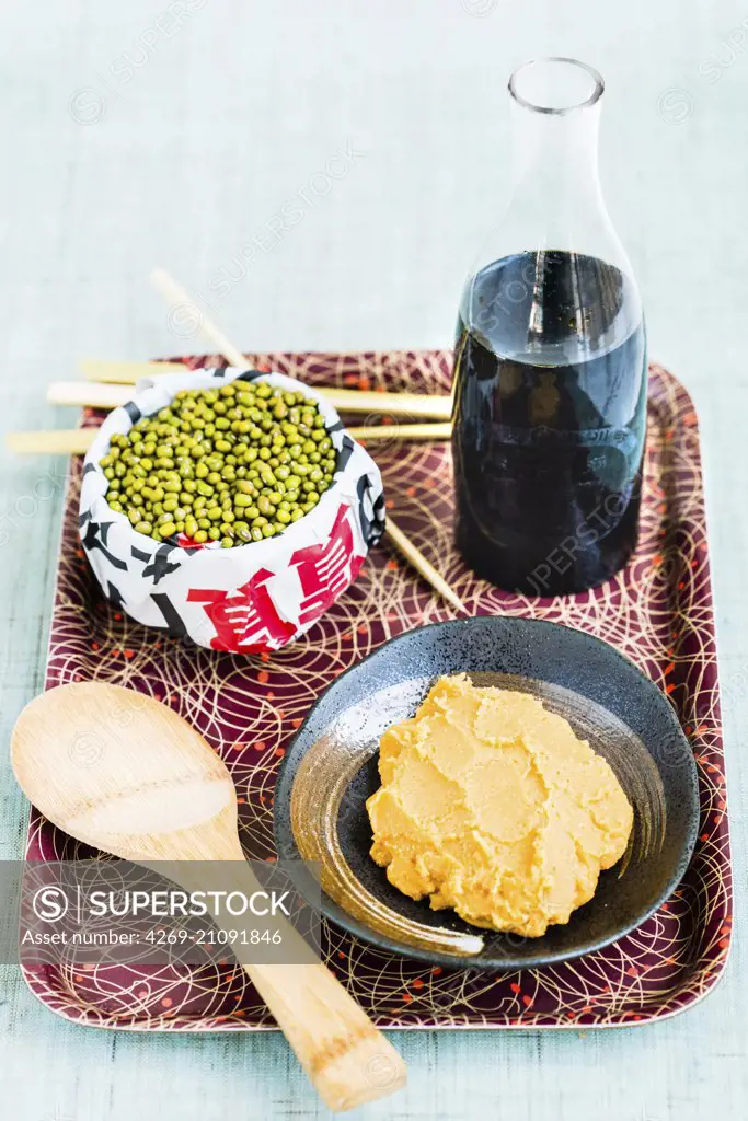 Miso paste (fermented soybean paste ) seeds ( Mungo ) and soy sauce.