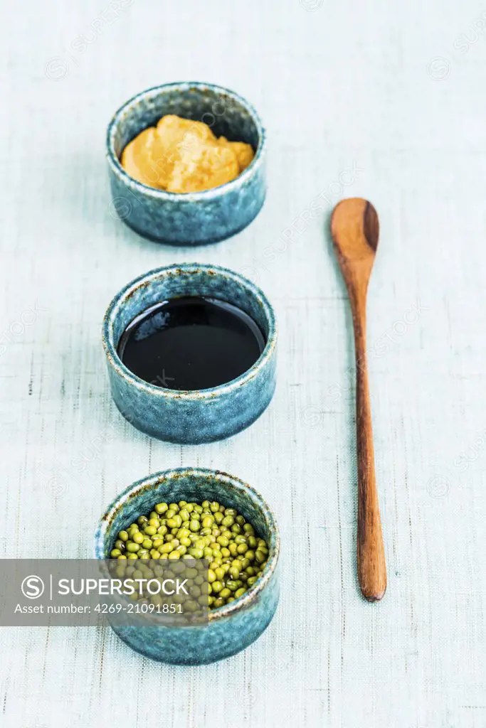 Miso paste (fermented soybean paste ) seeds ( Mungo ) and soy sauce.