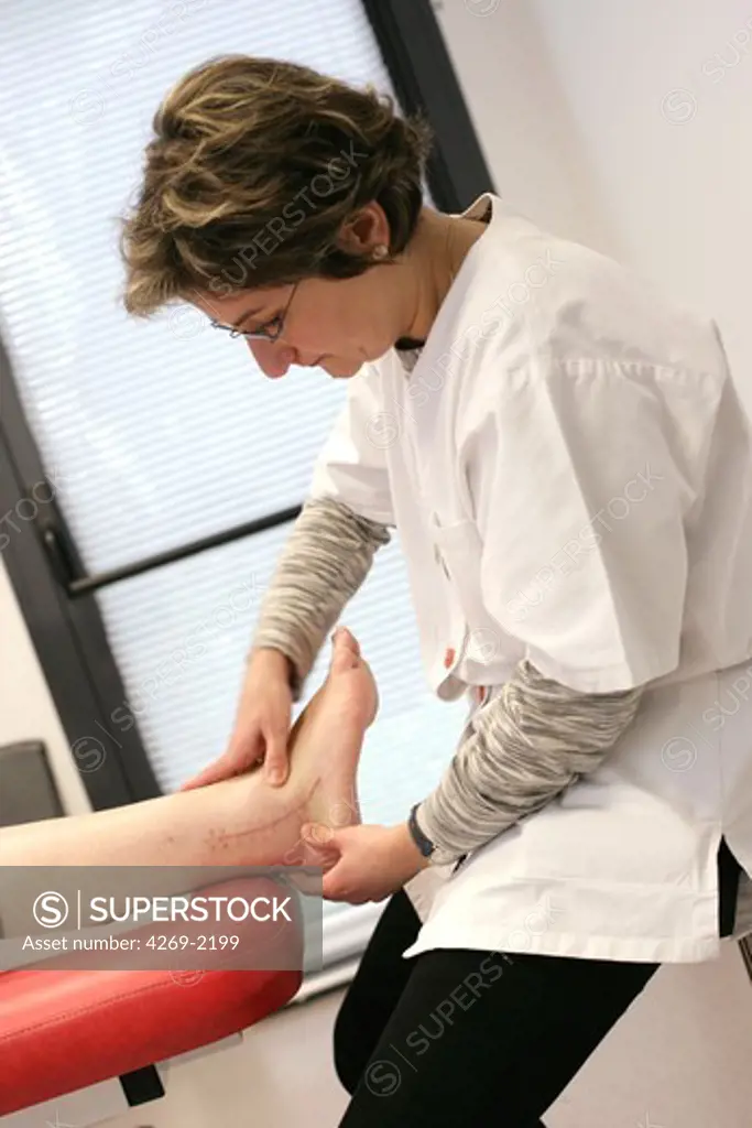 Patient suffering from ankle instability after a surgery on the lateral ligaments further to a sprain. She receives physiotherapy treatment to strenghten her ankle.