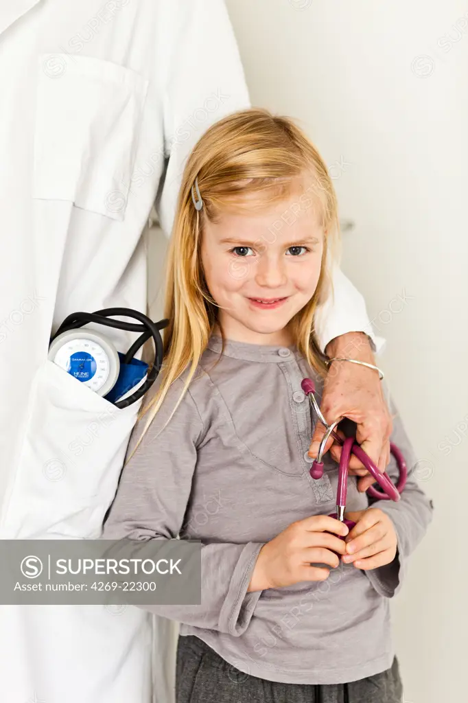 5 year old girl during medical consultation.