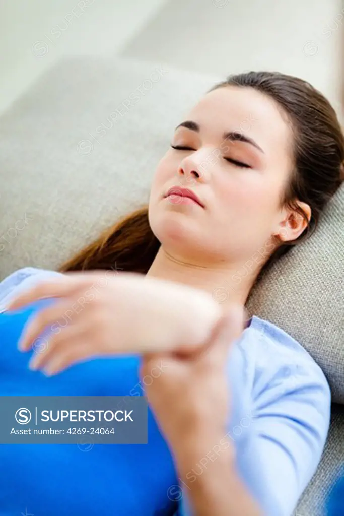 Woman undergoing ericksonian hypnosis. The hand in catalepsy indicates the stage of hypnotic transe.