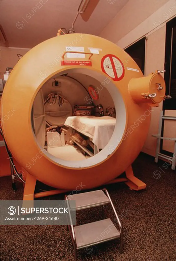 Hyperbaric oxygen therapy. Intensive Care Department hyperbaric oxygen chamber