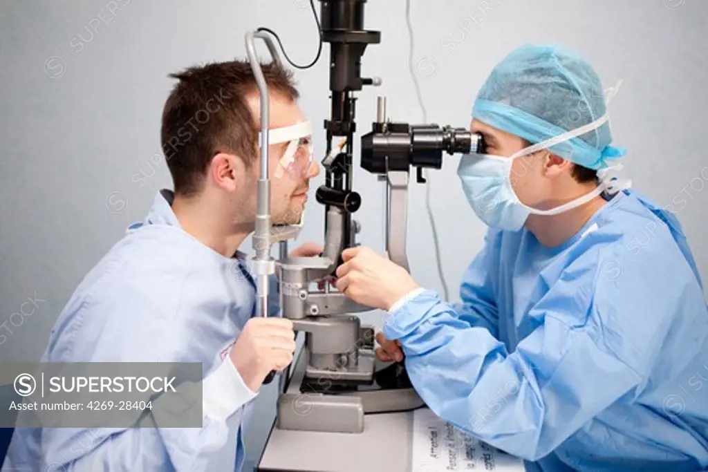 Post-operative ophthalmological examination, Laser surgery for myopia (short-sightedness). Centre François Xavier Michelet, Pellegrin hospital, Bordeaux, France.