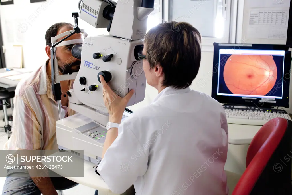 Patient undergoing eye laser fluorescein angiography. This fundus oculi examination allows an observation the blood vessels of the retina and the macula. Department of Ophthalmology of Pellegrin hospital, Bordeaux, France.