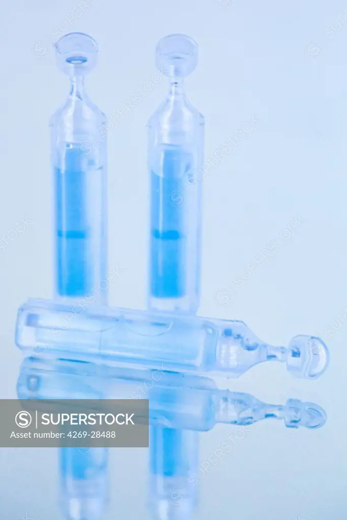 Sterile disposable unit of ophthalmic solution or physiological saline solution.