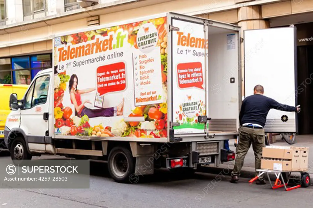 Grocery delivery. Purchase on a online supermarket Web site.