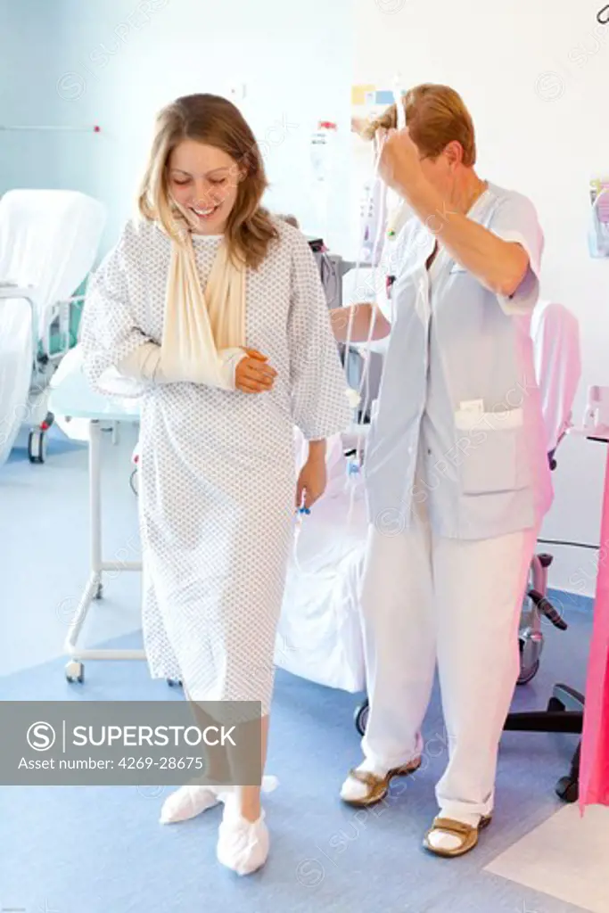 Nurse and female patient after carpal tunnel surgery. Day care surgery Unit. Bordeaux hospital. France.
