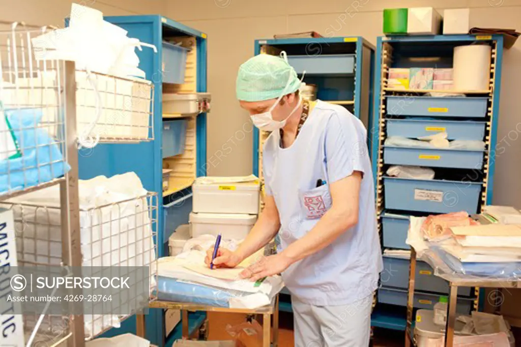 Operating room male nurse. End of surgery. Traceability of the surgical material. Bordeaux hospital. France.